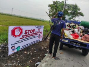 Petugas TPS 3R Ketapang menutup tempat pembuangan sampah liar dan menyebar tong sampah di kp.kebon kelapa Desa Ketapang, Kecamatan Mauk, Kabupaten Tangerang.