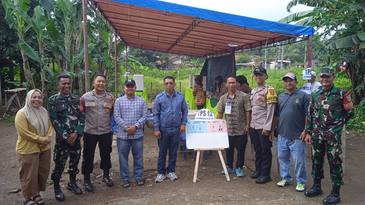 Kades Karang Tengah, H. Koswara, S.IP, meninjau langsung pelaksanaan pemilihan RT dan RW bersama aparat keamanan dari Babinsa dan Bhabinkamtibmas.