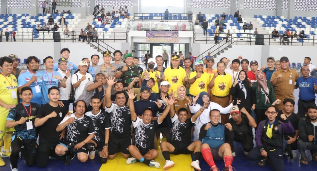Foto bersama peserta Turnamen Futsal Kapolres Cup 2025 di GOR Nambo Jaya, Karawaci, dengan jajaran Polres Metro Tangerang Kota, TNI, Pemkot Tangerang, panitia, dan pemain dari berbagai instansi dan komunitas.
