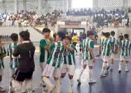 Momen sportivitas antar pemain usai laga 16 besar Turnamen Futsal Kapolres Cup 2025 di GOR Nambo, Tangerang.
