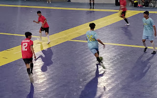 Pemain GAWAT (merah) dan Periuk Club (biru muda) saling adu strategi dalam laga sengit babak 16 besar Kapolres CUP 2025 di GOR Nambo