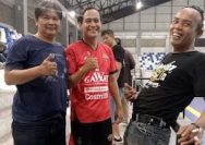 Fajar, pemain futsal tim GAWAT (tengah), berpose santai bersama dua official tim usai laga Kapolres CUP 2025 di GOR Nambo, 1 Juni 2025.