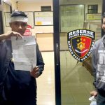 Irwan Fauzi dan Zaky, Ketua dan Wakil Ketua FWJ Kuningan, menunjukkan bukti laporan ke Satreskrim Polres Kuningan usai menjadi korban pengeroyokan pada malam takbir Idul Adha. (Foto: Dok. FWJ Indonesia)