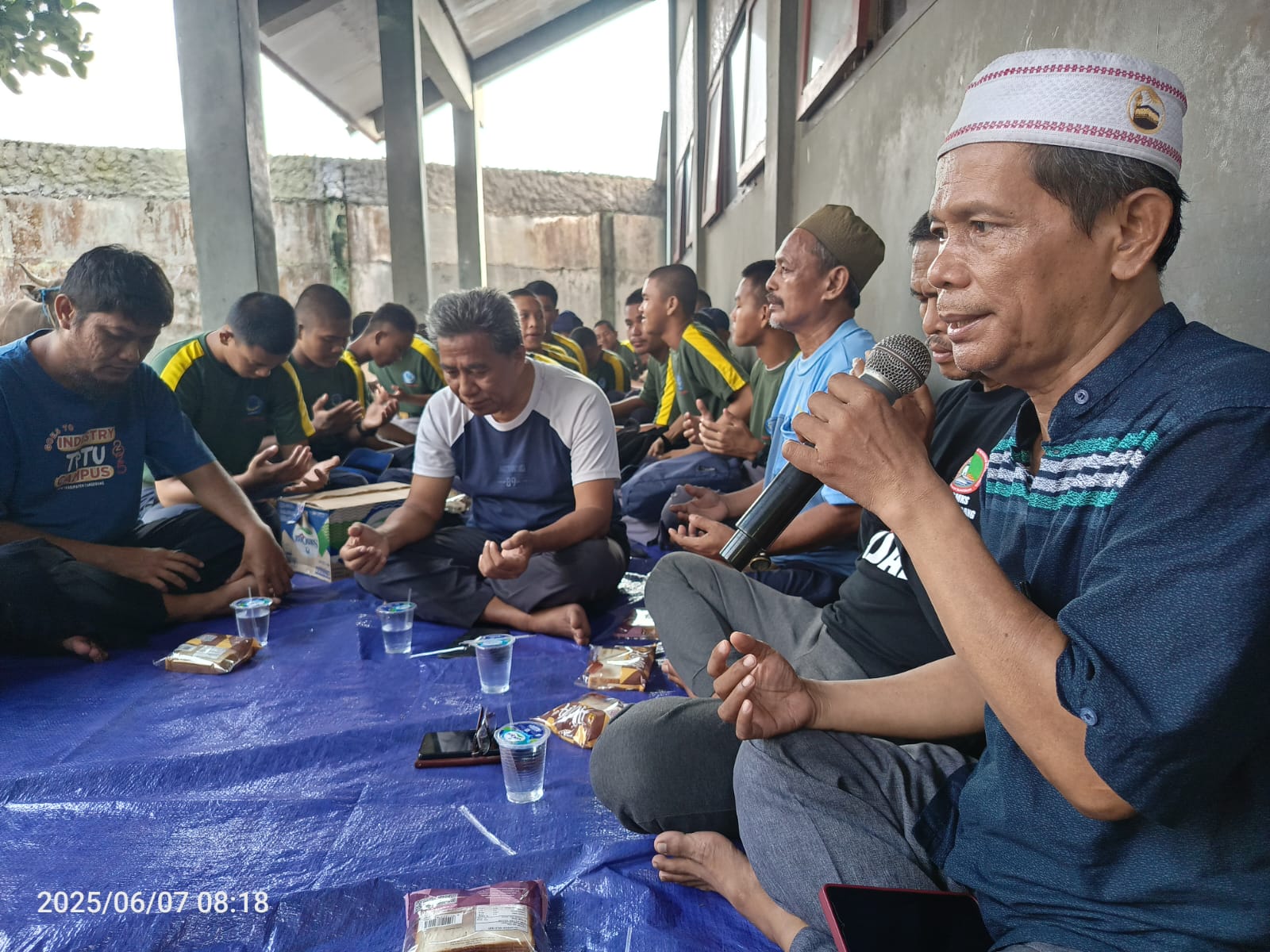 Siswa, guru, dan pengurus DKM Ulul Albab SMKN 1 Kabupaten Tangerang mengikuti doa bersama sebelum arak-arakan penyembelihan hewan qurban Idul Adha 1446 H, Sabtu (7/6/2025). Detik ini merupakan refleksi kerohanian dan pengukuhan nilai-nilai kebersamaan dalam persekitaran sekolah.