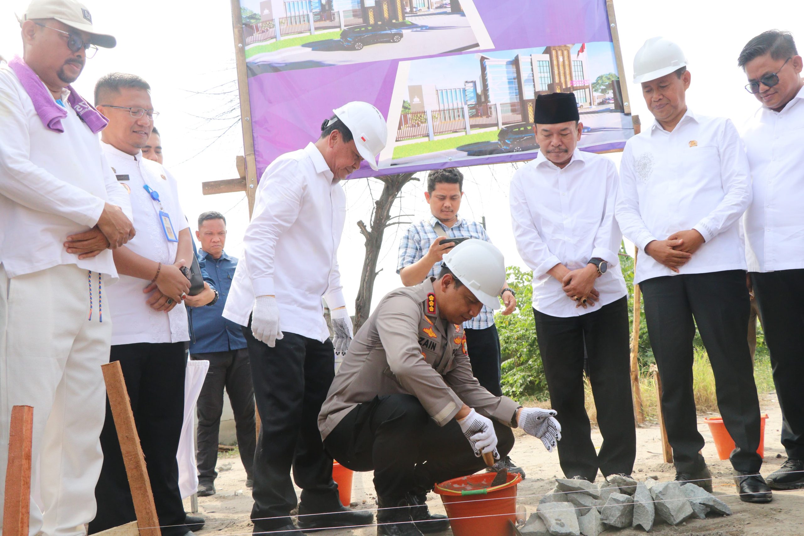 Kapolres Metro Tangerang Kota, Kombes Pol Zain Dwi Nugroho, S.I.K., M.H., meletakkan batu pertama pembangunan Gedung Baru Polsek Sepatan.