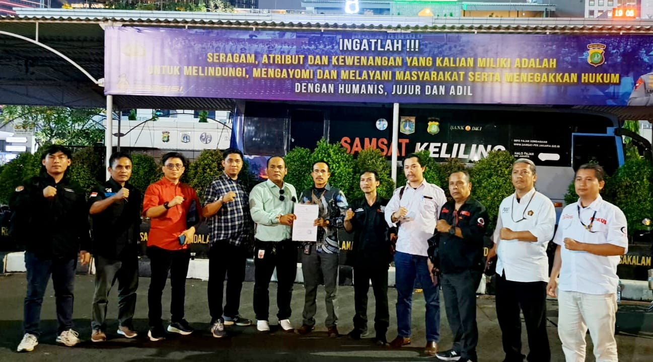 Sejumlah perwakilan organisasi wartawan usai melaporkan oknum A ke Polda Metro Jaya atas dugaan penghinaan dan pelecehan terhadap profesi jurnalis, Jumat malam (13/6/2025).