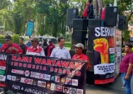 Aksi unjuk rasa puluhan jurnalis dan advokat dari berbagai organisasi pers di depan Mako Polres Metro Bekasi, membawa spanduk bertuliskan "Kami Wartawan Indonesia Bersatu" dalam aksi solidaritas menuntut keadilan terhadap laporan kriminalisasi karya jurnalistik, Jumat, 20 Juni 2025.