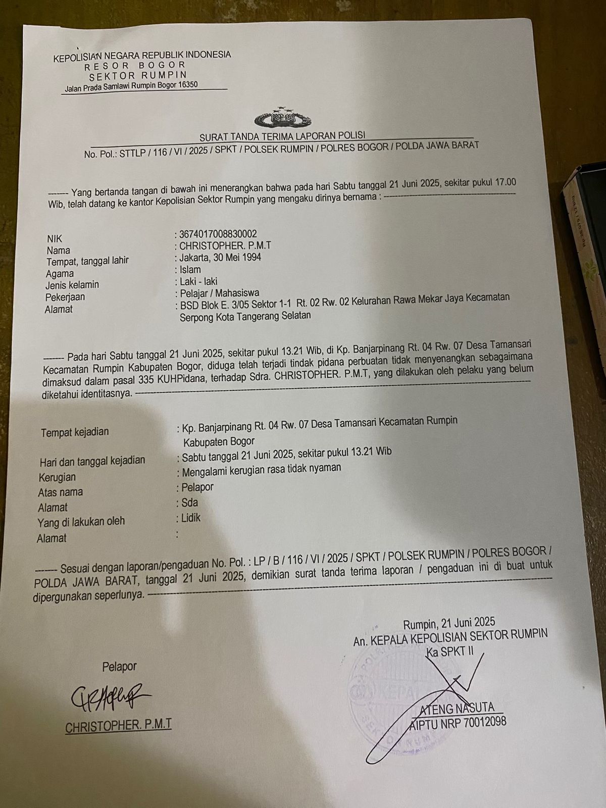 Surat Tanda Terima Laporan Polisi (STTLP) atas nama pelapor Christopher P.M.T. yang mengaku mengalami tindakan tidak menyenangkan saat melakukan tugas peliputan di Desa Tamansari, Kecamatan Rumpin, Kabupaten Bogor. Laporan dibuat pada 21 Juni 2025 dan diterima oleh Kepolisian Sektor Rumpin, Polres Bogor.