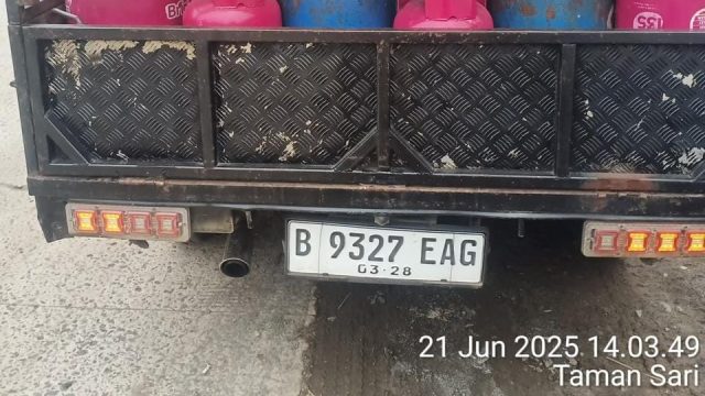 Kendaraan bermuatan tabung gas "Bright Gas" diduga digunakan untuk praktik pengoplosan gas bersubsidi. Diabadikan di Taman Sari, Rumpin, Bogor, pada 21 Juni 2025 pukul 14.03 WIB. Nopol: B 9327 EAG.