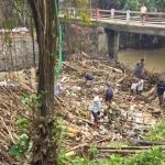 Aksi gotong royong warga Karang Tengah bersihkan sampah di aliran Sungai Cimanceuri, Pagedangan.(Dok.Istimewa/Baratv.id)