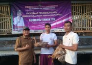Kepala Desa Keboncau, Ahmad Nur (kiri), menyerahkan bantuan ternak itik secara simbolis kepada warga penerima manfaat dalam program Pemberdayaan dan Pemberian Bantuan Kepada Masyarakat – Budidaya Ternak Itik, Tahun Anggaran 2024. Penyerahan dilakukan langsung di lokasi kelompok ternak dengan latar spanduk resmi kegiatan.