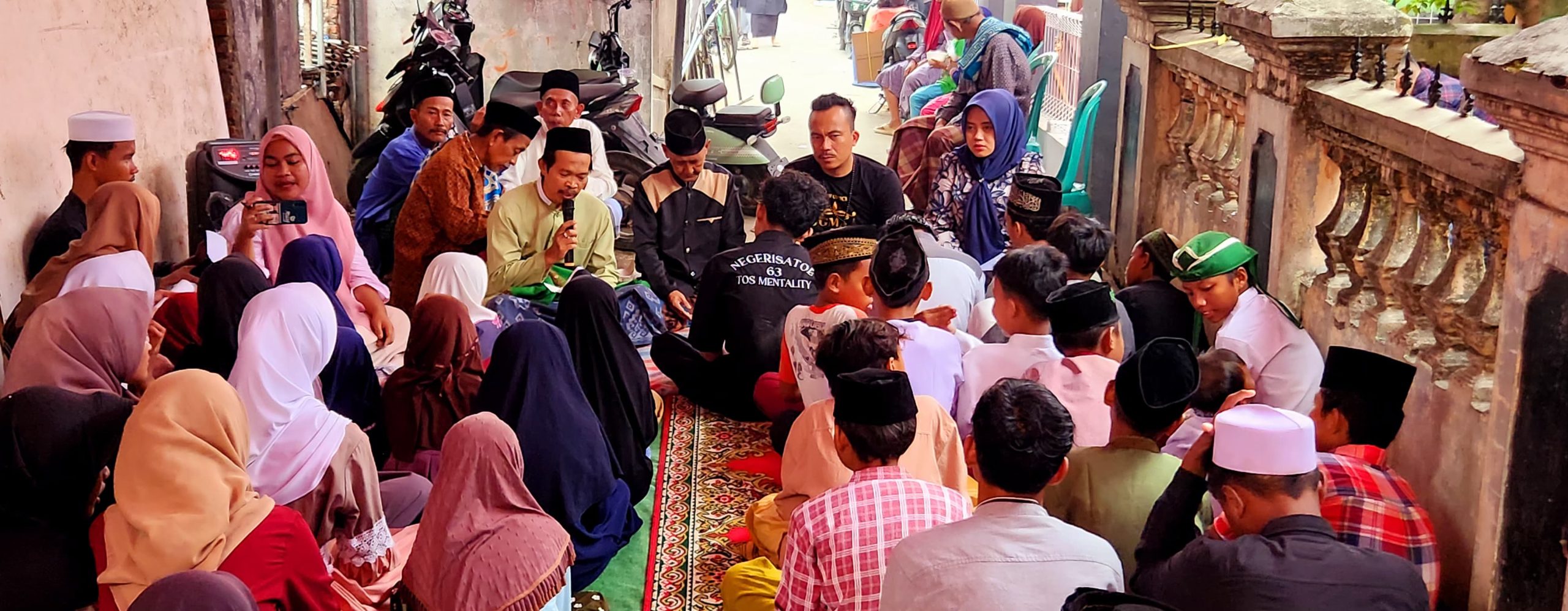 Doa bersama anak yatim dan Ketua GMA dalam rangka 1 Muharram 1447 H. Semoga langkah kecil ini membawa berkah besar bagi mereka yang membutuhkan.