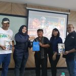 Penyerahan buku “Pengantar Jurnalistik” dan bingkisan dari ParagonCorp usai pelatihan di UMN, Sabtu (12/7/2025).