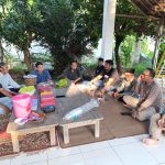 Sesi makan bersama tim sebagai simbol kebersamaan dan sinergi dalam langkah awal perusahaan.