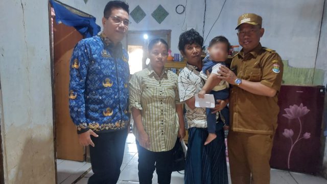 Kepala Desa Pasilian bersama Kepala Puskesmas Kronjo dan perangkat desa saat mengunjungi keluarga Soviawati di kediamannya.