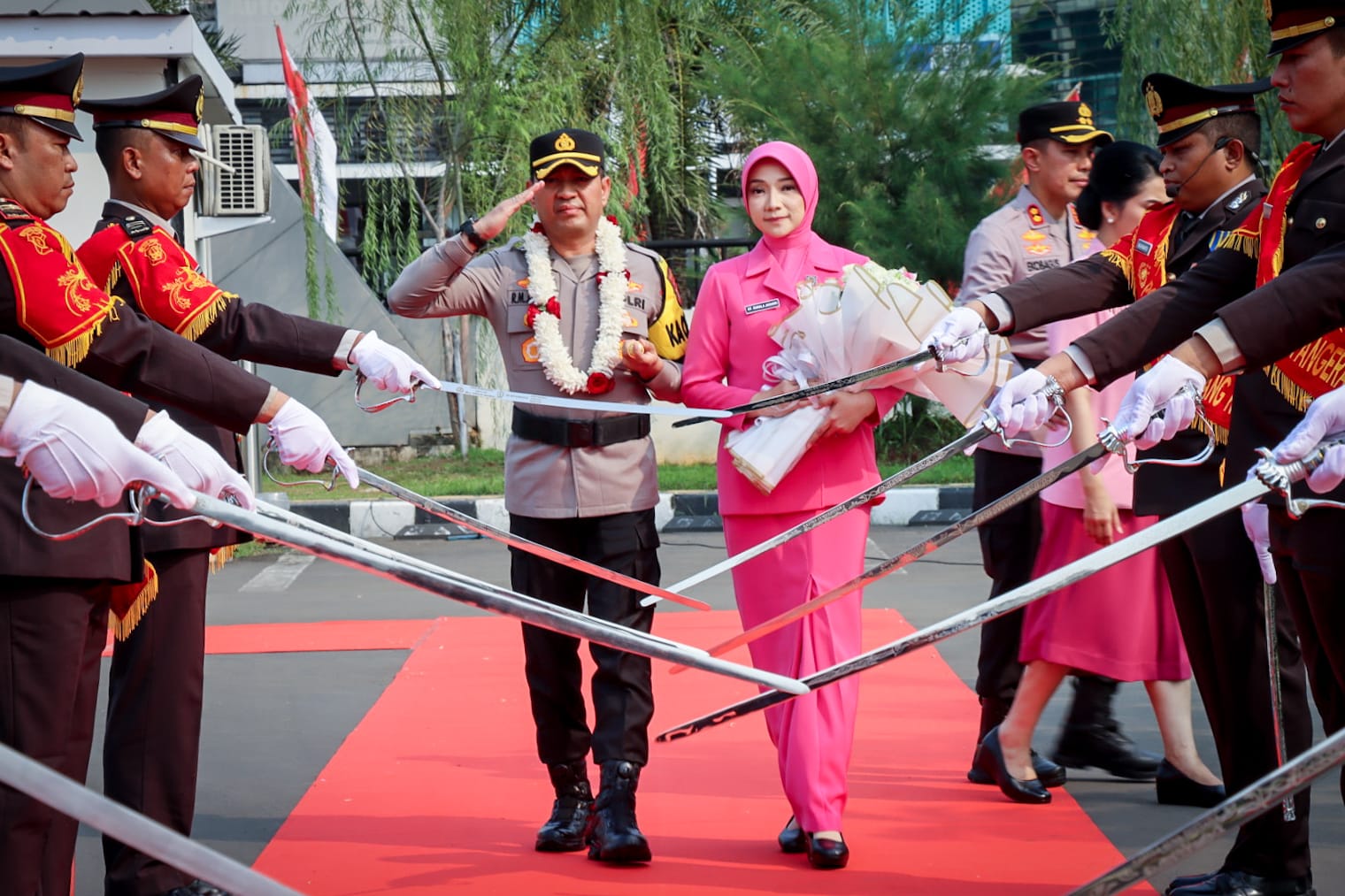 Kombes Pol Raden Muhammad Jauhari dan istri menerima penghormatan pedang pora dalam prosesi penyambutan resmi sebagai Kapolres Metro Tangerang Kota di Mapolres, menandai dimulainya tugas kepemimpinan baru