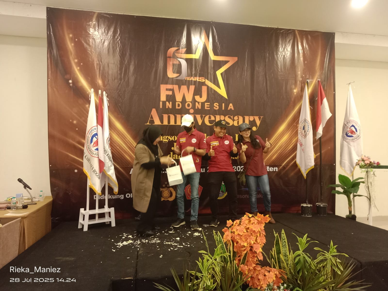 Perwakilan ParagonCorp menyerahkan bingkisan produk ParagonClub secara simbolis kepada Ketua Umum FWJI Indonesia sebagai bentuk dukungan dalam perayaan Anniversary ke-6 di Anyer, Banten.