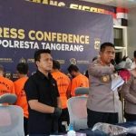 Kapolresta Tangerang Kombes Pol Andi Muhammad Indra Waspada Amirullah memberikan keterangan pers terkait penetapan empat tersangka dalam kasus pemaksaan penumpang taksi online di Stasiun Tigaraksa. Tampak para tersangka mengenakan baju tahanan berwarna oranye dalam konferensi pers yang digelar di Mapolresta Tangerang