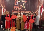 Siswi SMKN 7 Kabupaten Tangerang tampil memukau lewat Tarian Kipas dalam Anniversary ke-6 FWJ Indonesia, menunjukkan peran penting generasi muda dalam pelestarian budaya.