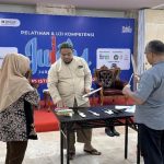 Peserta Pelatihan JULEHA tengah mengikuti sesi praktik penggunaan alat sembelih halal di Aula Masjid Istiqlal, Jakarta.