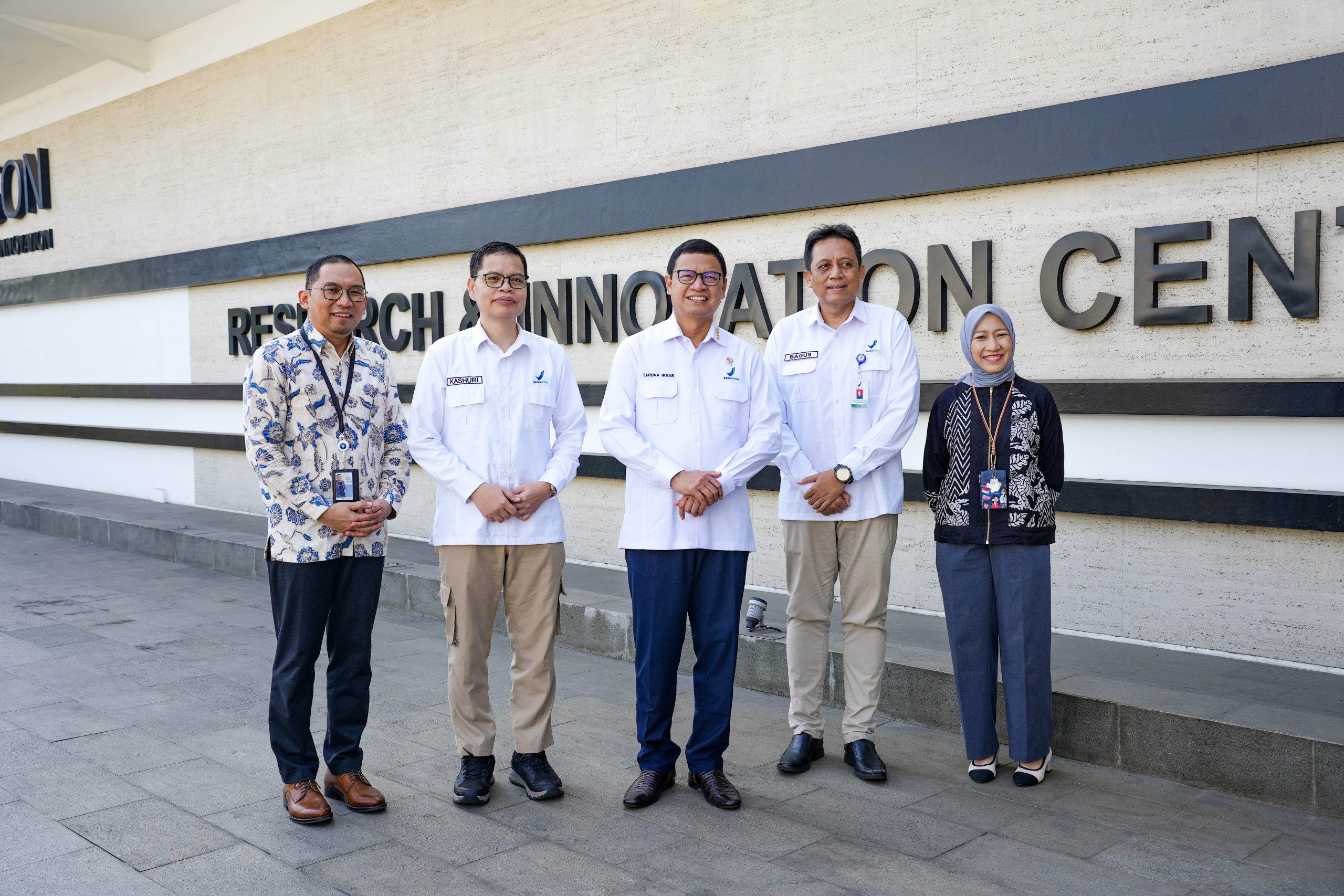 Foto bersama Kepala BPOM dan jajaran ParagonCorp di depan Research & Innovation Center.Momen ini menjadi simbol kemitraan strategis antara regulator dan pelaku industri dalam membangun ekosistem riset kosmetik yang berdaya saing tinggi.(Dok.Istimewa Baratv.id)