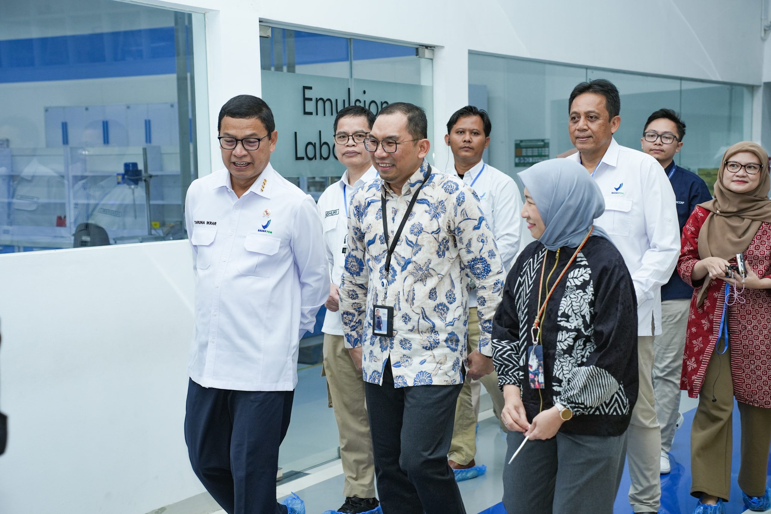 Kepala BPOM berdiskusi bersama tim manajemen ParagonCorp usai sesi pemaparan riset dan pengembangan di Paragon Innovation Center.Diskusi ini menyoroti pentingnya pendekatan berbasis riset dan teknologi dalam pengembangan produk kosmetik yang aman dan inovatif.