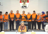 Inilah wajah-wajah para tersangka pemerasan sertifikasi K3. Wamenaker Immanuel Ebenezer alias Noel bersama 10 orang lainnya dipamerkan KPK dengan rompi oranye dalam konferensi pers di Gedung Merah Putih, Jakarta.