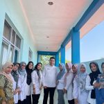 dr. Udin Suprayogi foto bersama staf Puskesmas Kronjo saat perpisahan.