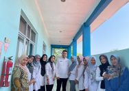 dr. Udin Suprayogi foto bersama staf Puskesmas Kronjo saat perpisahan.