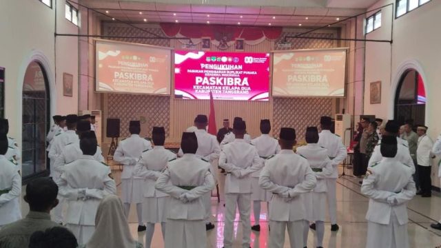 Pengukuhan anggota Paskibraka Kecamatan Kelapa Dua di Aula Kecamatan Kelapa Dua, Kabupaten Tangerang, Jumat (15/8/2025).