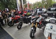 Sejumlah barang bukti kendaraan mewah hasil OTT KPK terhadap Wamenaker Immanuel dipamerkan di halaman Gedung Merah Putih KPK, Jakarta.