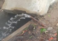Tampak kebocoran air PDAM yang keluar dari pipa di sekitar lokasi galian proyek drainase Jalan KH Jahiyan, diduga akibat terkena aktivitas pengerjaan.