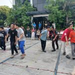 Peserta lomba berjajar berpasangan saat mengikuti permainan jepit bola dalam perayaan kemerdekaan yang digelar kedua perusahaan Lem Fox.