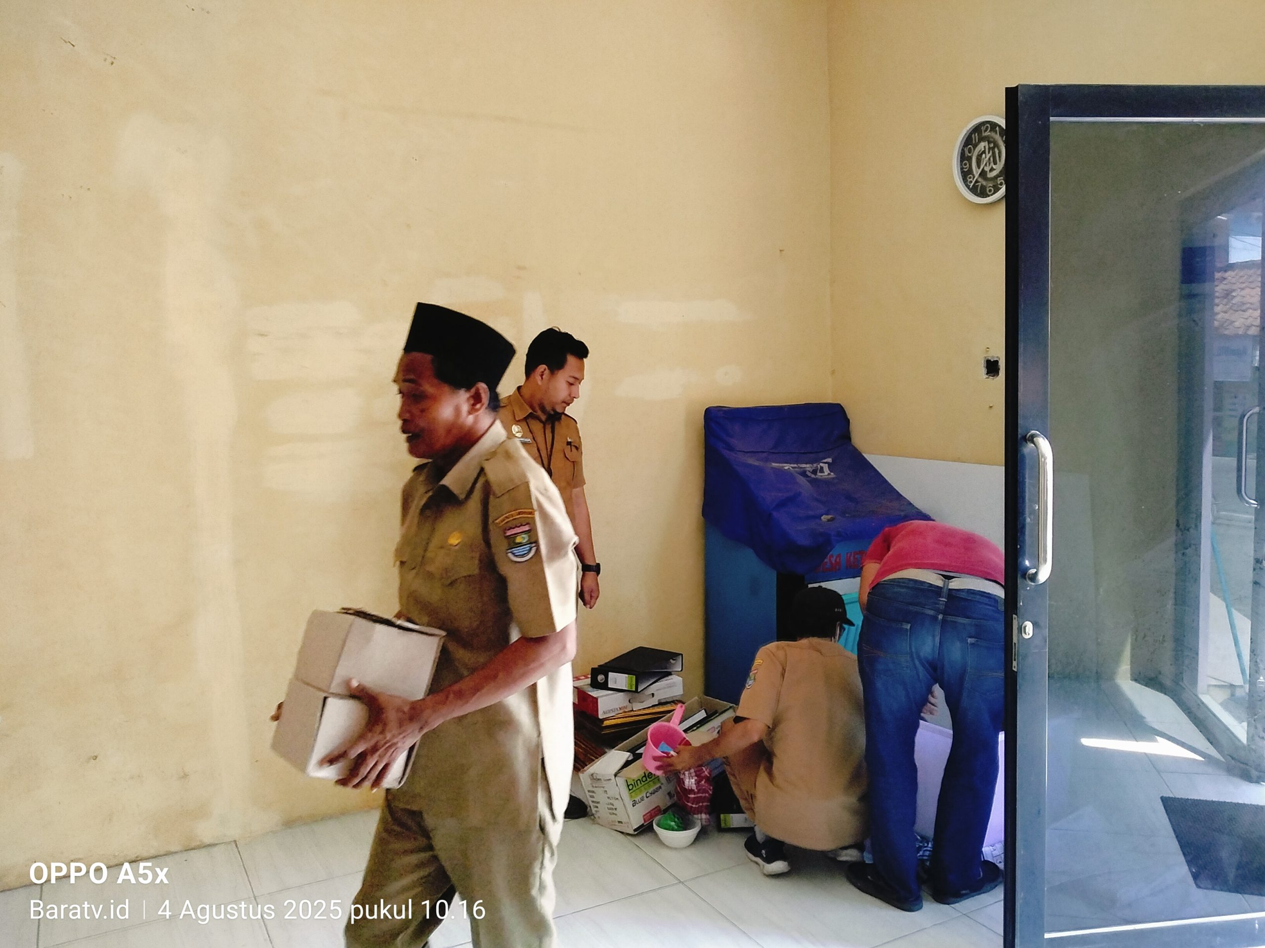 Sekdes Desa Ketapang ikut bersihkan kantor jelang HUT RI ke-80.”