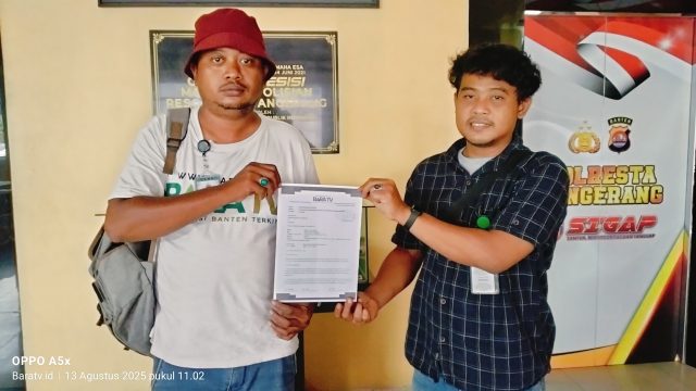 Redaktur Baratv.id, Moh. Aris Yanto (kiri), didampingi Wakil Pemimpin Redaksi, Joko Triono (kanan), saat menunjukkan surat permohonan perlindungan hukum di Polresta Tangerang, Rabu (13/8/2025)
