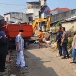 Petugas bersama Lurah Cikokol saat melakukan pembongkaran TPS liar di lingkungan Kampung Kelapa RW 03, Cikokol, Kota Tangerang, Selasa (02/09/2025). (Dok. Istimewa/Baratv.id/Lulu & Catur)