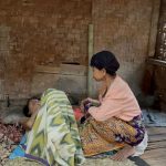 Nenek Rumi tengah merawat anaknya yang sakit di dalam rumah tidak layak huni di Kampung Margamulya, Desa Cigoong Utara, Kecamatan Cikulur, Kabupaten Lebak.