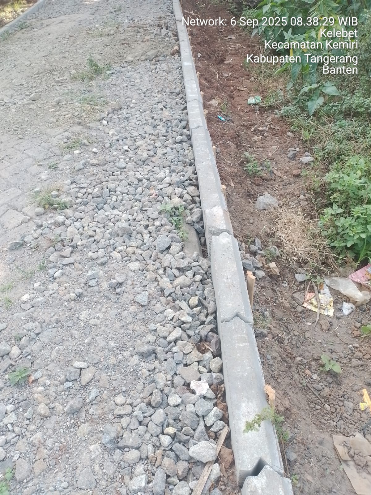 Pemasangan kansteen di Desa Klebet, Kecamatan Kemiri, terlihat asal jadi karena paving lama tidak dibongkar dan hanya ditiban, diduga tidak sesuai spesifikasi teknis.