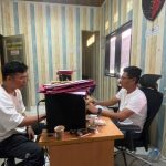 Imron Rosadi saat membuat laporan dugaan pengancaman dan fitnah di Unit Reskrim Polsek Maja, Lebak, Banten.