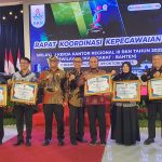 Kepala BKPSDM Kabupaten Tangerang, Beni Rahmat (kanan), usai menerima Piagam Penghargaan Mitra Kerja Terbaik dari BKN Kanreg III Bandung di Cimahi.