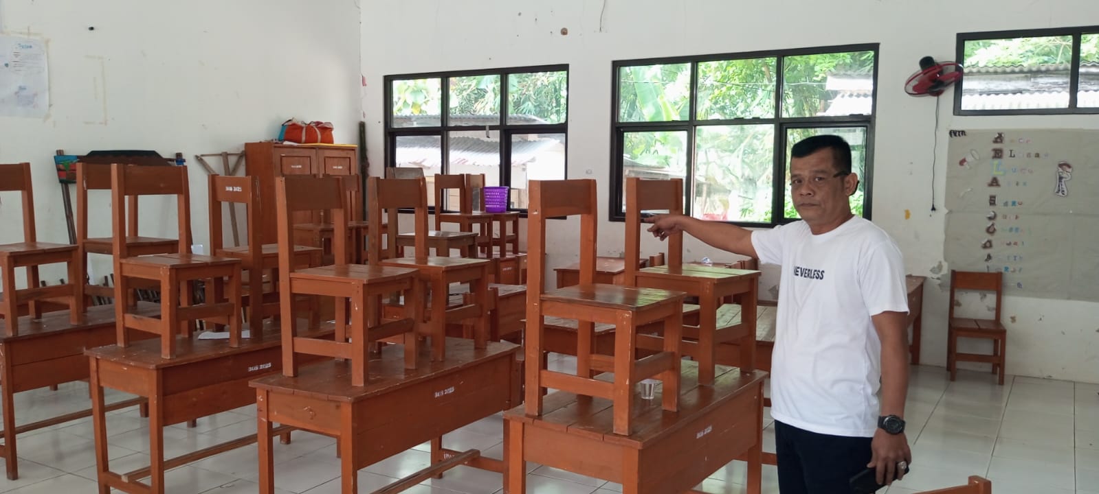 Ruang kelas kosong di SMAN 1 Cimarga, Lebak, saat siswa mogok sekolah, Senin (13/10/2025).
