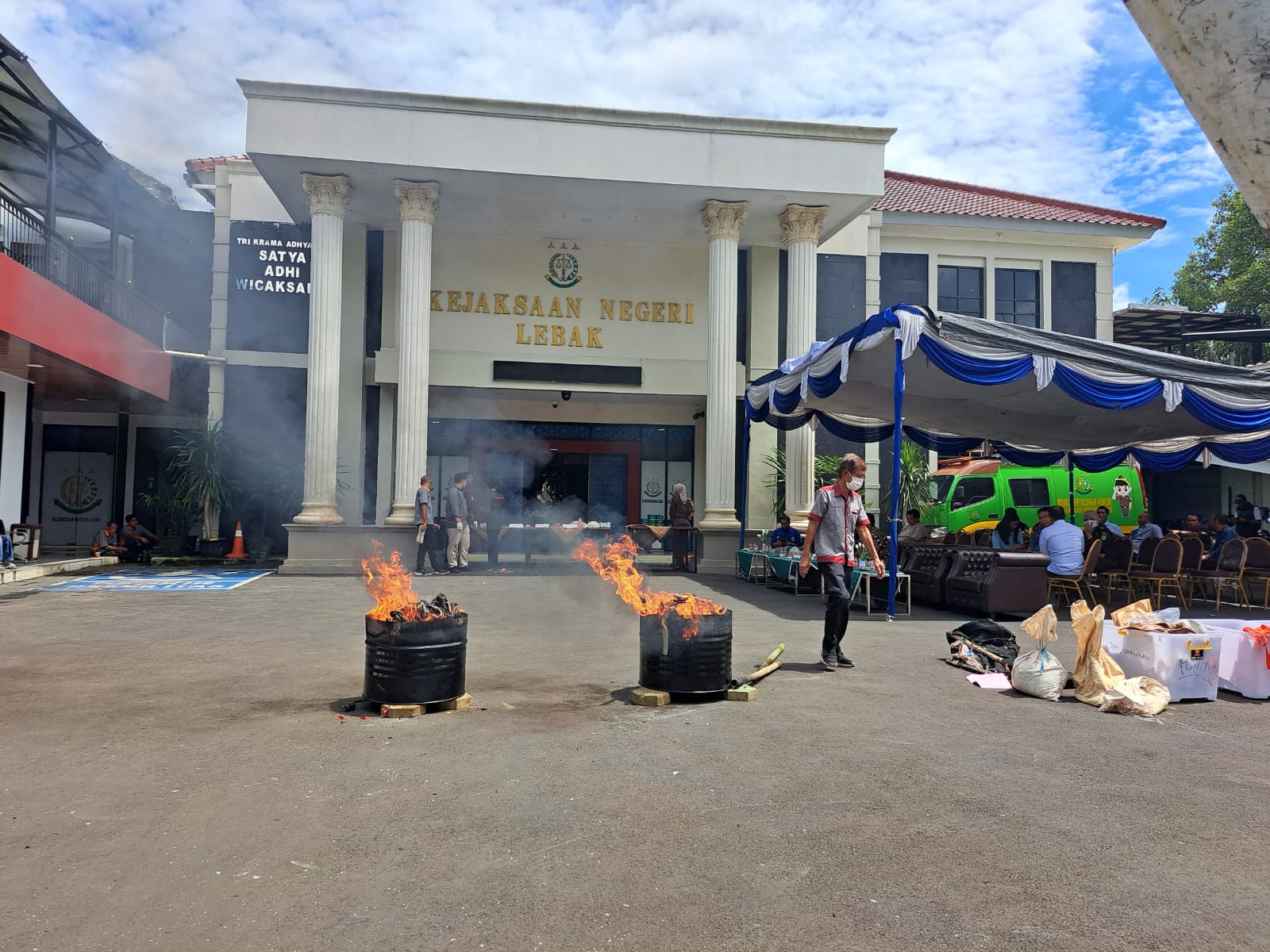 Petugas Kejari Lebak memusnahkan barang bukti narkotika dan obat terlarang di halaman kantor kejaksaan.