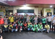 Kapolres Metro Tangerang Kota Kombes Pol Dr. Raden Muhammad Jauhari bersama jajaran dan para pengemudi ojek online (Ojol) usai kegiatan bakti sosial dalam program Jumat Peduli di Mapolsek Tangerang.