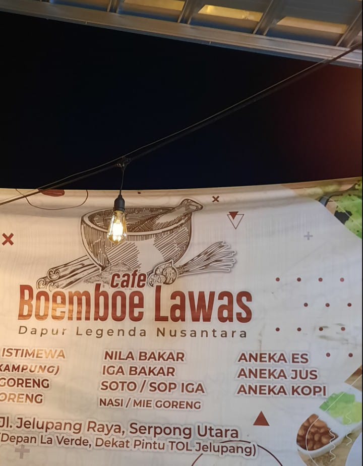 Spanduk identitas Cafe Boemboe Lawas dengan daftar menu hidangan khas Nusantara.
