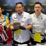 Petugas Polres Metro Bekasi memperlihatkan barang bukti terkait dugaan penyelewengan dana hibah atlet difabel dalam konferensi pers. Foto ini menunjukkan sejumlah berkas dan dokumen yang disita penyidik sebagai bagian dari proses pengungkapan kasus.