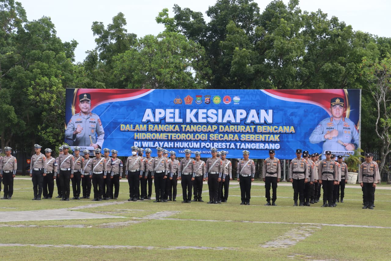 Ratusan personel Polresta Tangerang mengikuti Apel Kesiapan dalam rangka Tanggap Darurat Bencana Hidrometeorologi yang digelar serentak di seluruh Indonesia, Rabu (5/11/2025). (Foto: Humas Polresta Tangerang)