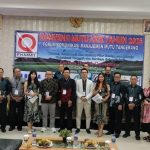 Para peserta dan panitia Konvensi Mutu XXIX Tahun 2025 Forum Komunikasi Manajemen Mutu Tangerang (FKMMT) berfoto bersama usai pembukaan acara di Hotel Gerbera, Puncak, Bogor, Jawa Barat, Sabtu (8/11/2025).