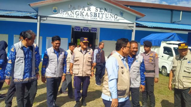 Wakil Bupati Lebak bersama jajaran OPD dan Satpol PP meninjau kawasan Pasar Semi Rangkasbitung dalam rangka memastikan penataan pedagang berjalan tertib, Senin (17/11/2025).(Dok.Baratv.id/Sopian Sauri)