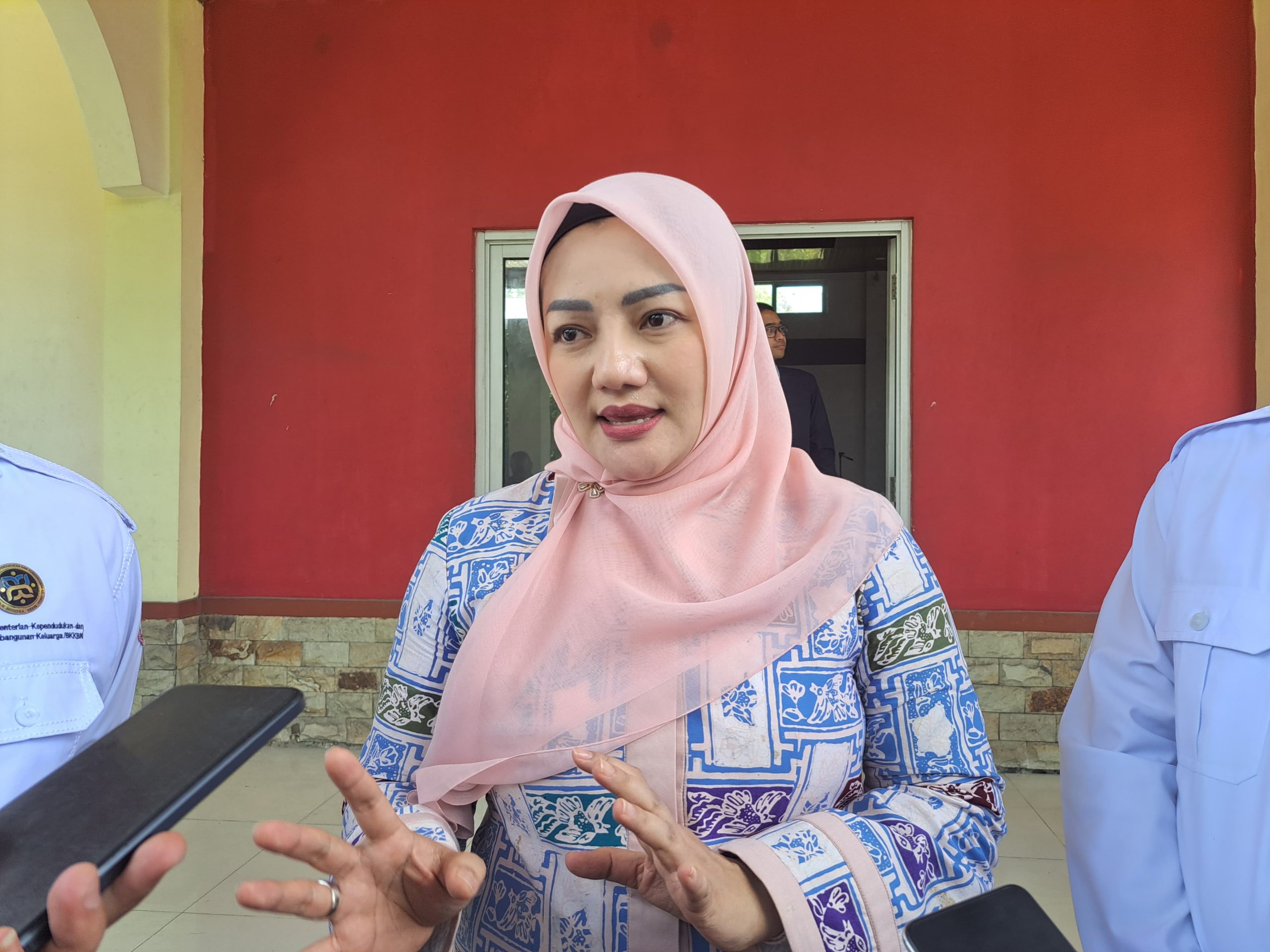 Anggota Komisi X DPR RI Adde Rosi Khoerunnisa saat sosialisasi Program Bangga Kencana di Gedung Koperasi Tekad Waras, Rangkasbitung. (Foto: Baratv.id)