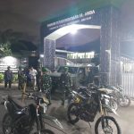 Personel Kodim 0510/Tigaraksa melakukan patroli malam dan pemantauan keamanan di area Pondok Pesantren Daar El-Huda, Curug, Kabupaten Tangerang.